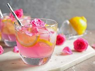 Домашна лимонада със сладко от рози и сироп от бъз